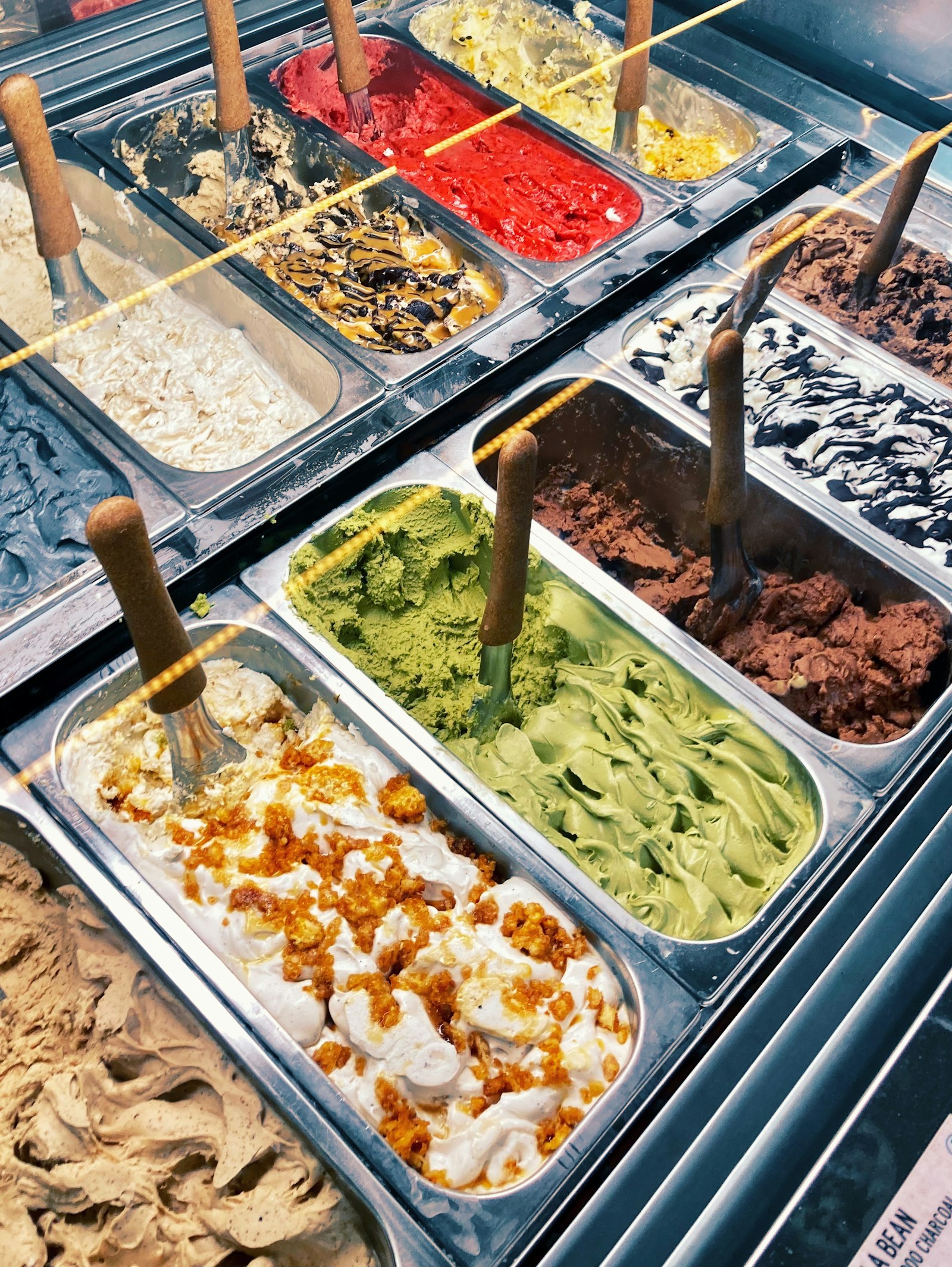 Vitrina con bateas de helado artesanal de colores