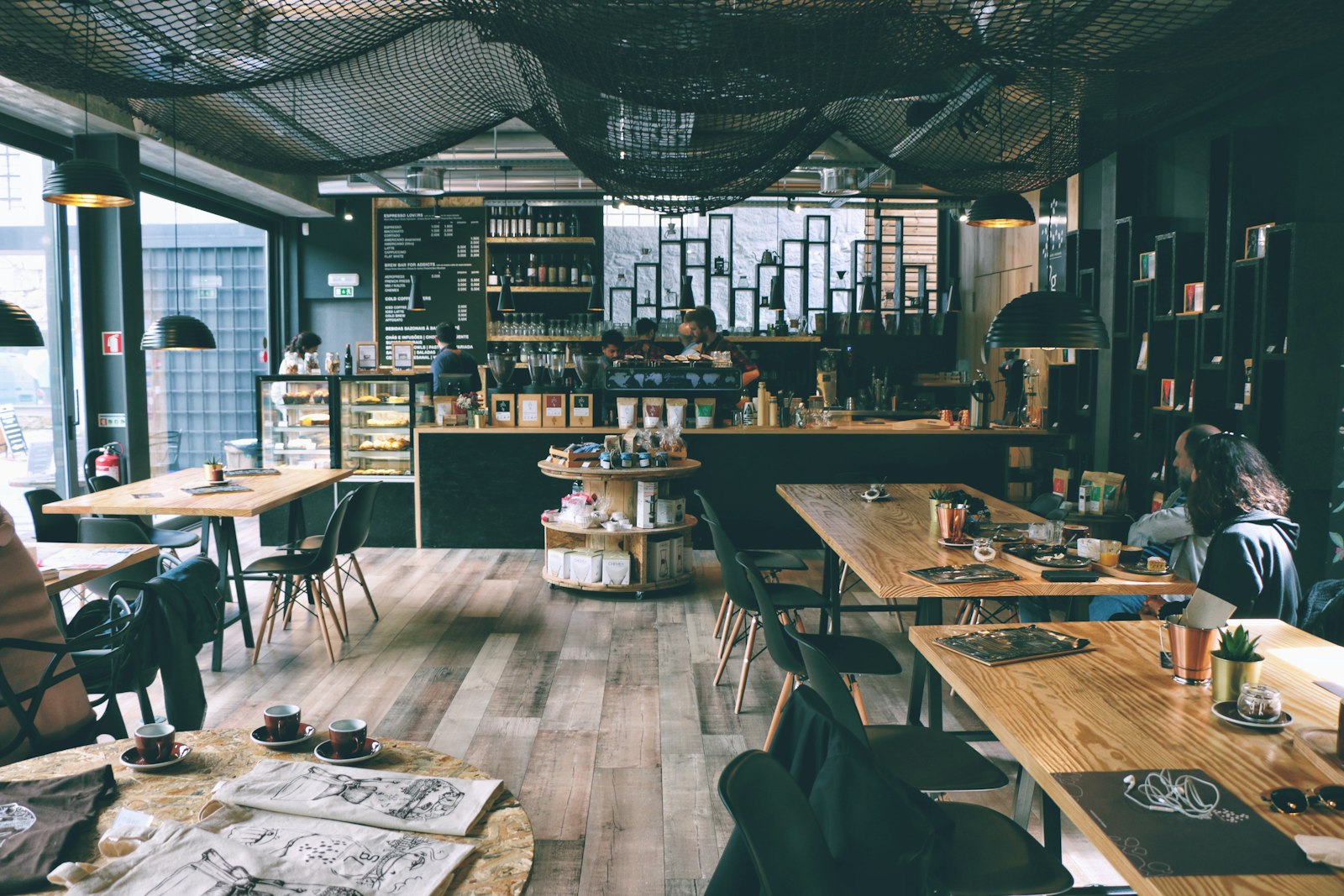 Clientes en el salón de la cafetería