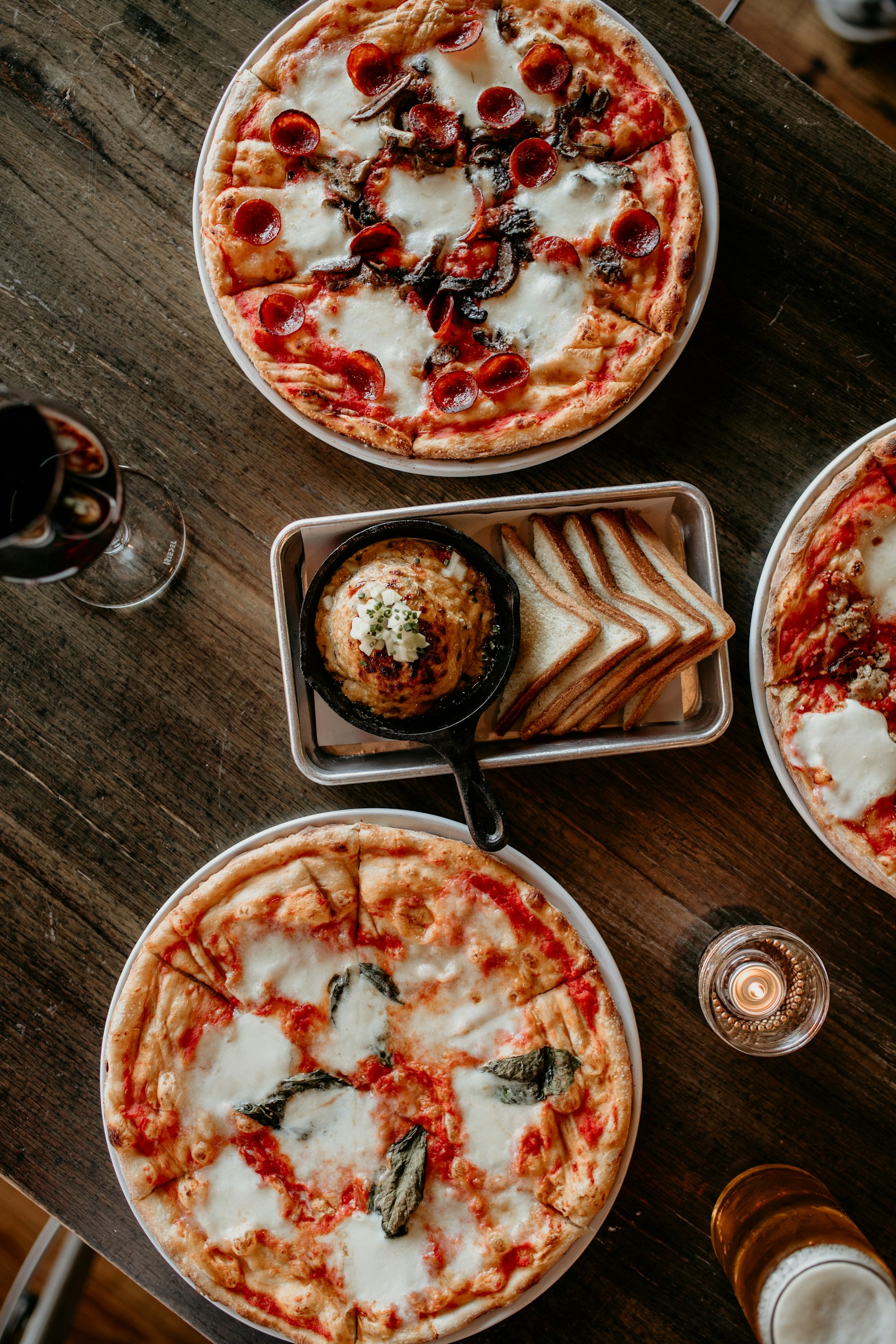 Pizzas caseras servidas en la mesa